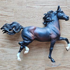 Breyer Huckleberry Bey - Bay Arabian Horse stallion - cracked peg on sta…